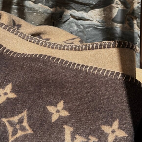 Louis Vuitton x NBA Lettering Brown Wool Cashmere Neo Monogram Blanket - Picture 13 of 13